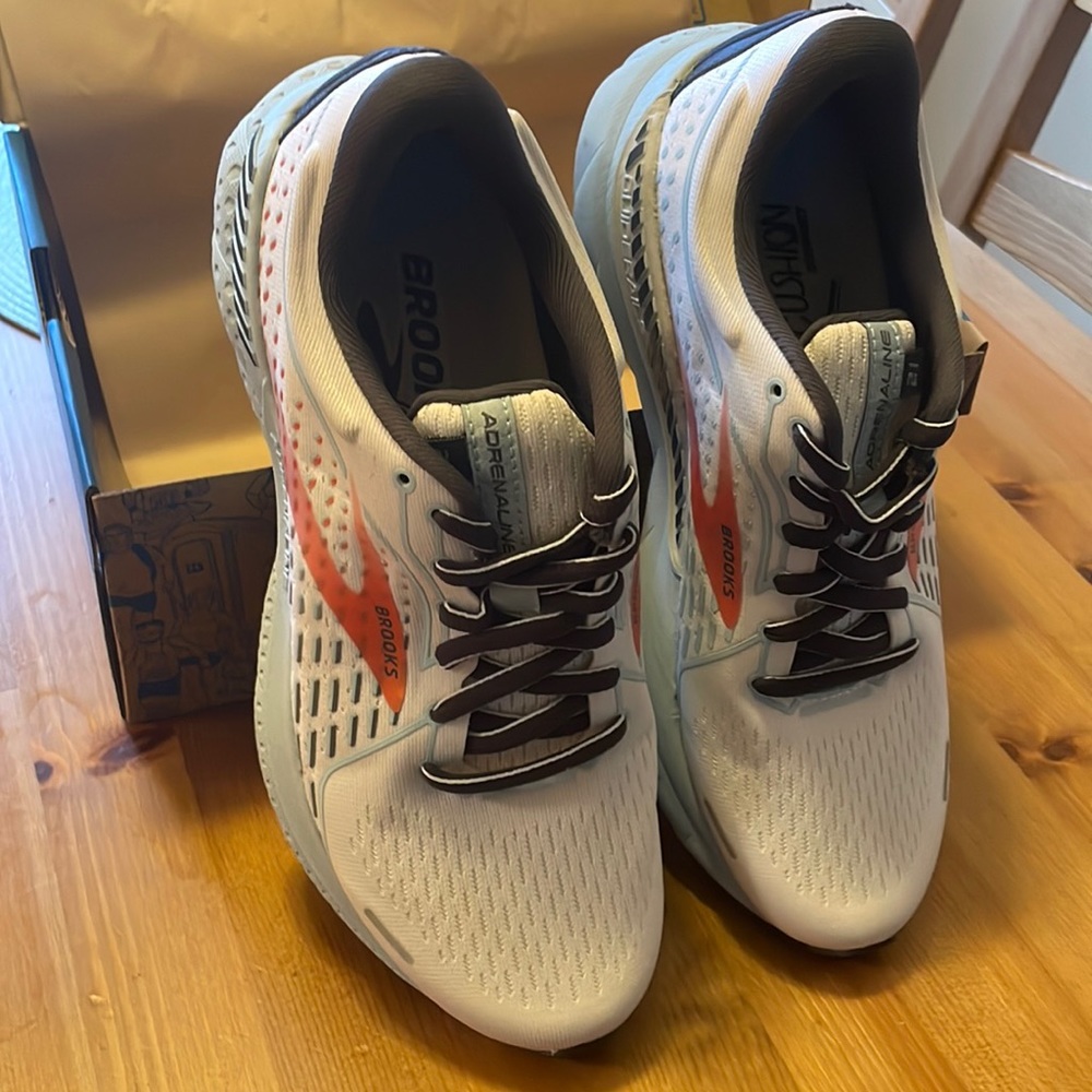 NEW Brooks Adrenaline GTS 21 Athletic / Running Shoes